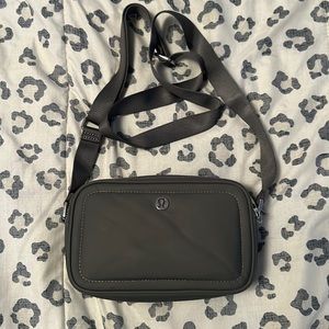 LULULEMON crossbody camera bag. One Size. Green.